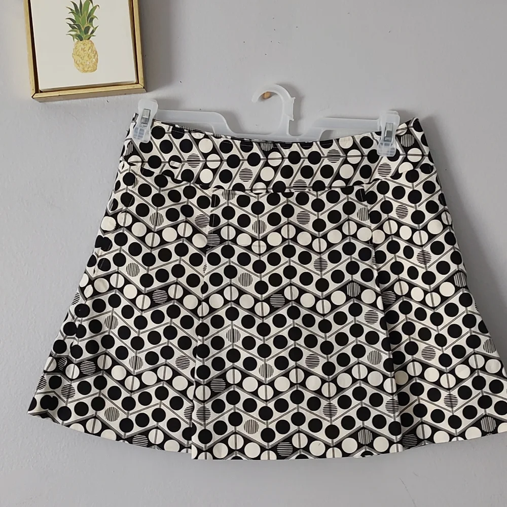 Golf skort Liz  Size 8 Color Black And Beige Zipper One Side Good Condition